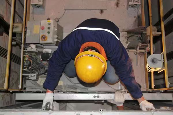 电梯人天天扫码拍照维保，形式主义害死人！——来源-易梯公众号